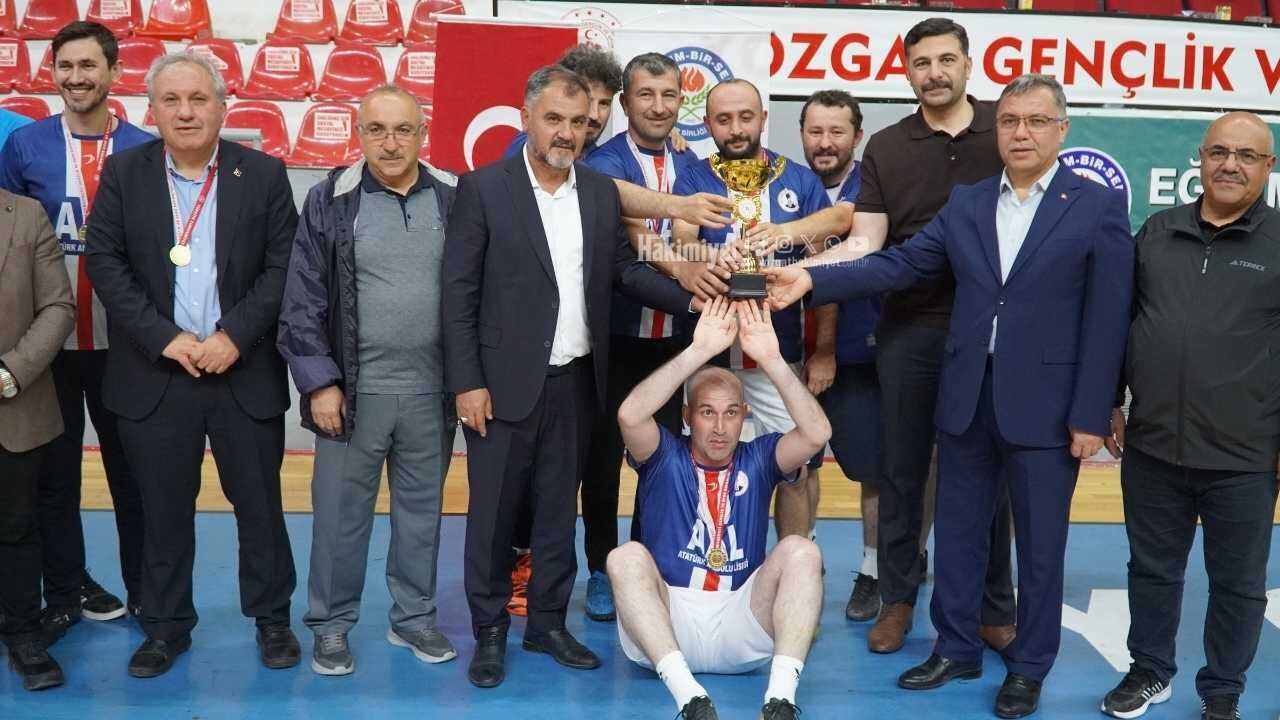 Yozgat'ta 6. Geleneksel Futsal Turnuvası Heyecanı Sona Erdi (2)