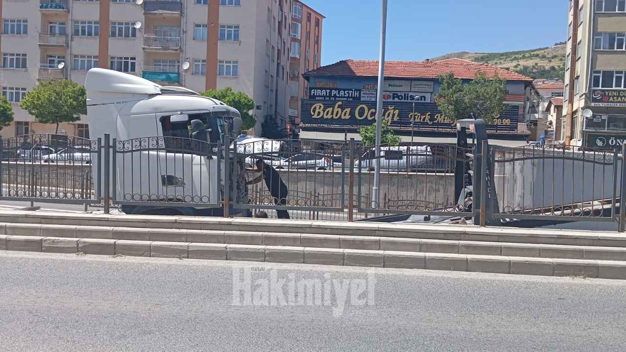 Yozgat'ta Alt Geçitte Arıza Yapan Tır Trafiği Durdurdu (1)