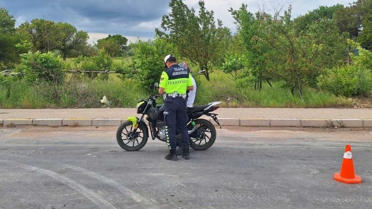 Yozgat’ta Jandarma Ekipleri Sahaya İndi! Trafik İhlali Yapan Sürücülere Ceza Yağdı (2)