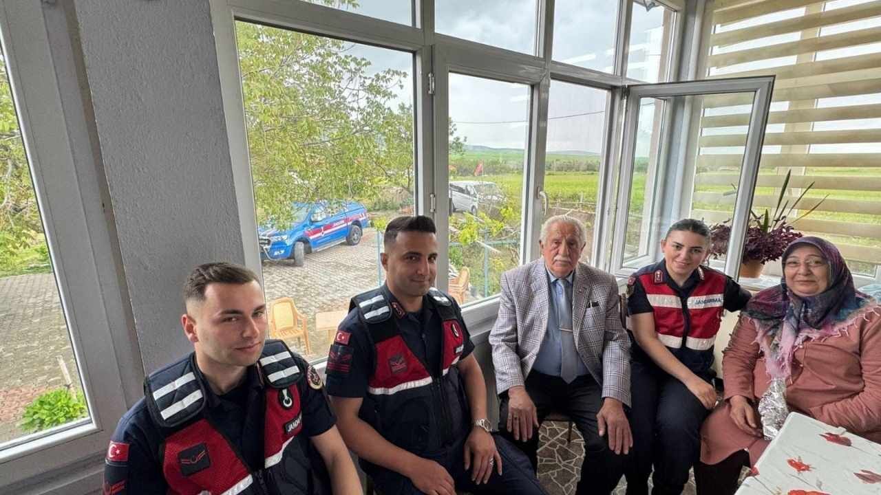 Yozgat'ta Jandarma Kapıyı Çaldı, Aile Bağlarını Güçlendiren Mesajlar Verdi