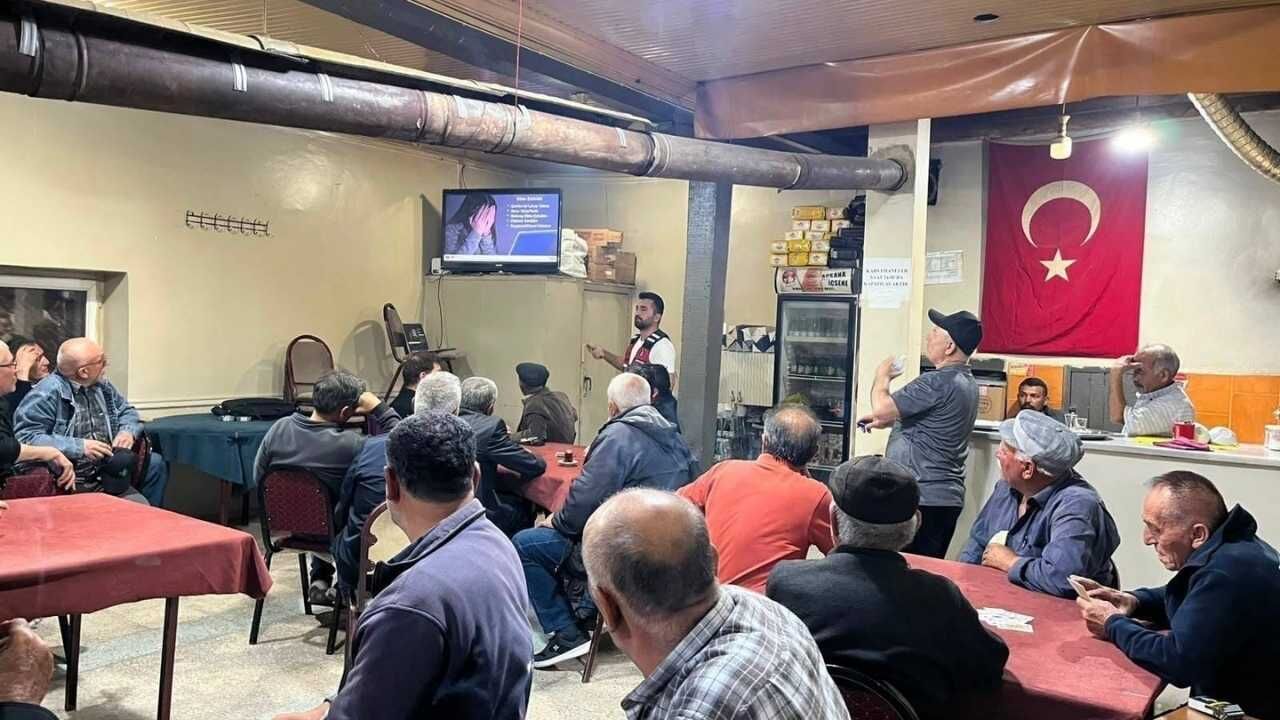 Yozgat'ta Jandarmadan Vatandaşa Siber Farkındalık Eğitimi Yozgat İl Jandarma Komutanlığı, Sorgun'da 100 Vatandaşa Siber Suçlar, Güvenli Internet Kullanımı Ve Yasa Dışı Bahis Konularında Bilgilen