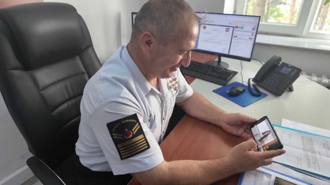 Yozgat’ta Jandarmaya Akılalmaz Sürpriz Ekran Başına Geçen Personel Gözyaşlarını Tutamadı! (2)