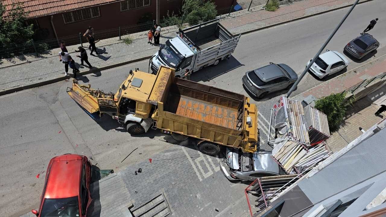 Yozgat'ta Kontrolden Çıkan Kamyon Dehşet Saçtı! Ortalık Savaş Alanına Döndü (2)