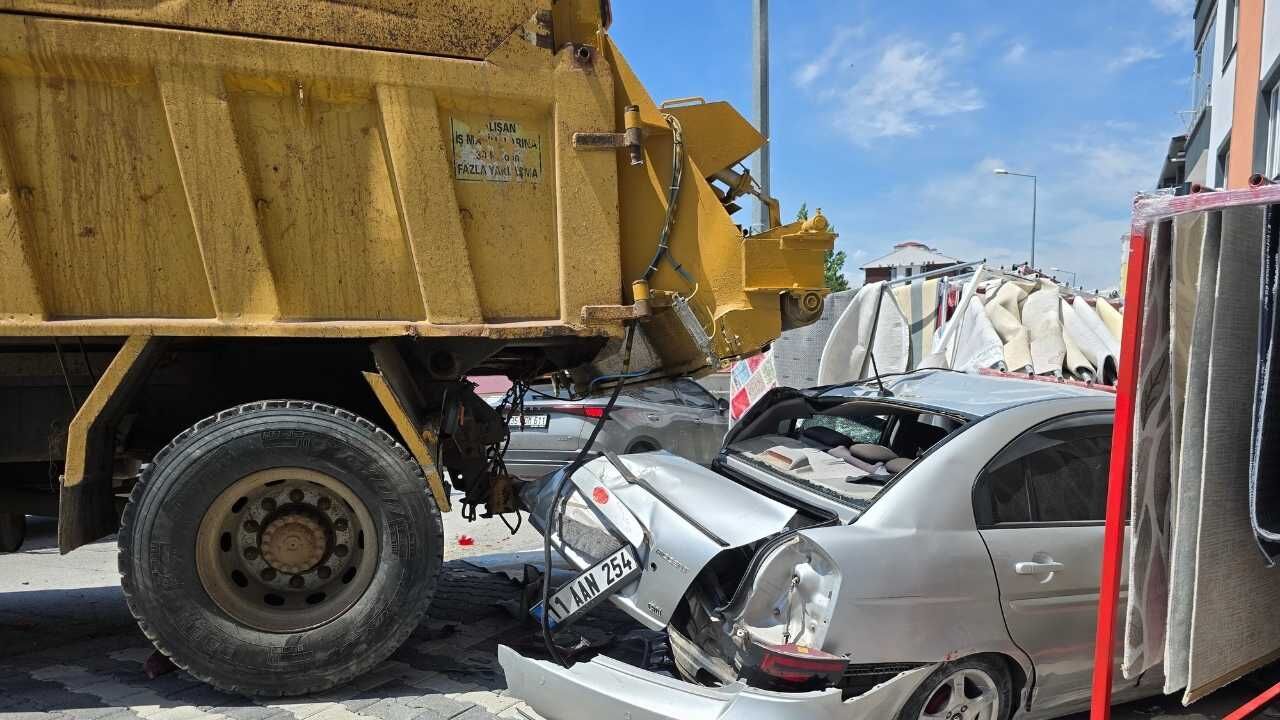 Yozgat'ta Kontrolden Çıkan Kamyon Dehşet Saçtı! Ortalık Savaş Alanına Döndü (4)