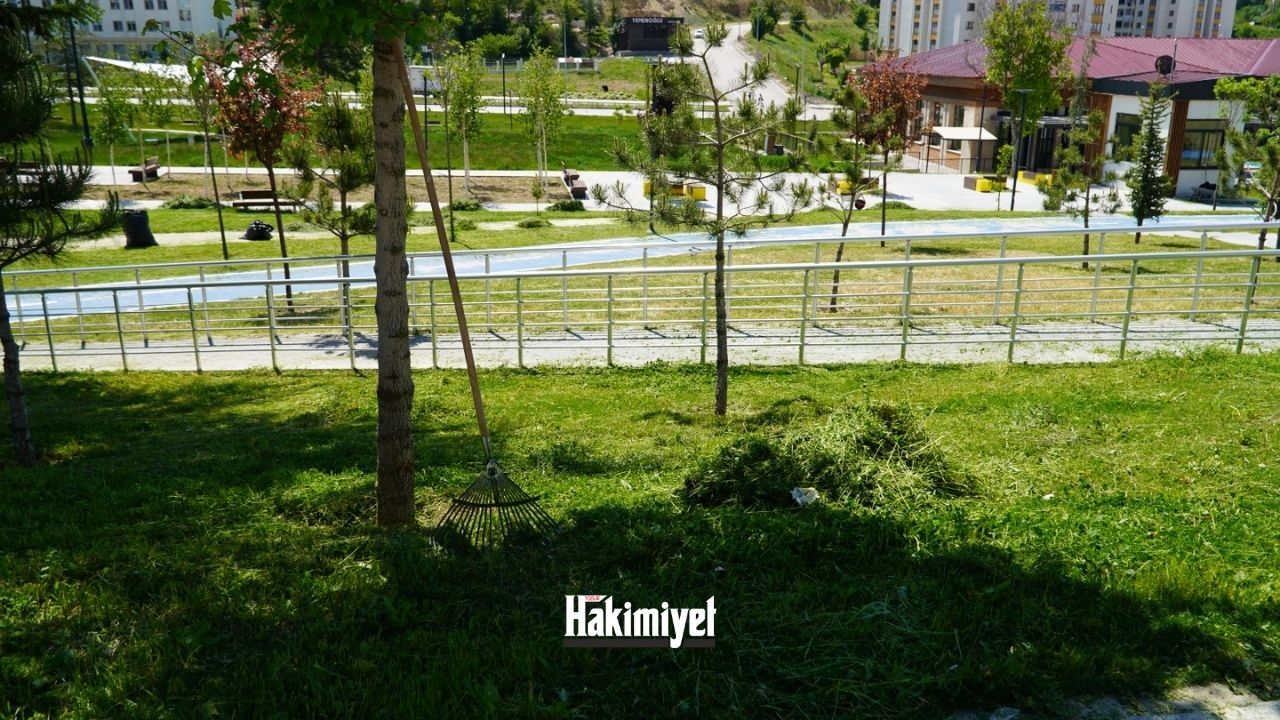 Yozgat'ta Millet Bahçesi Çim Biçme Çalışmaları Yeni Görünüme Kavuştu (1)