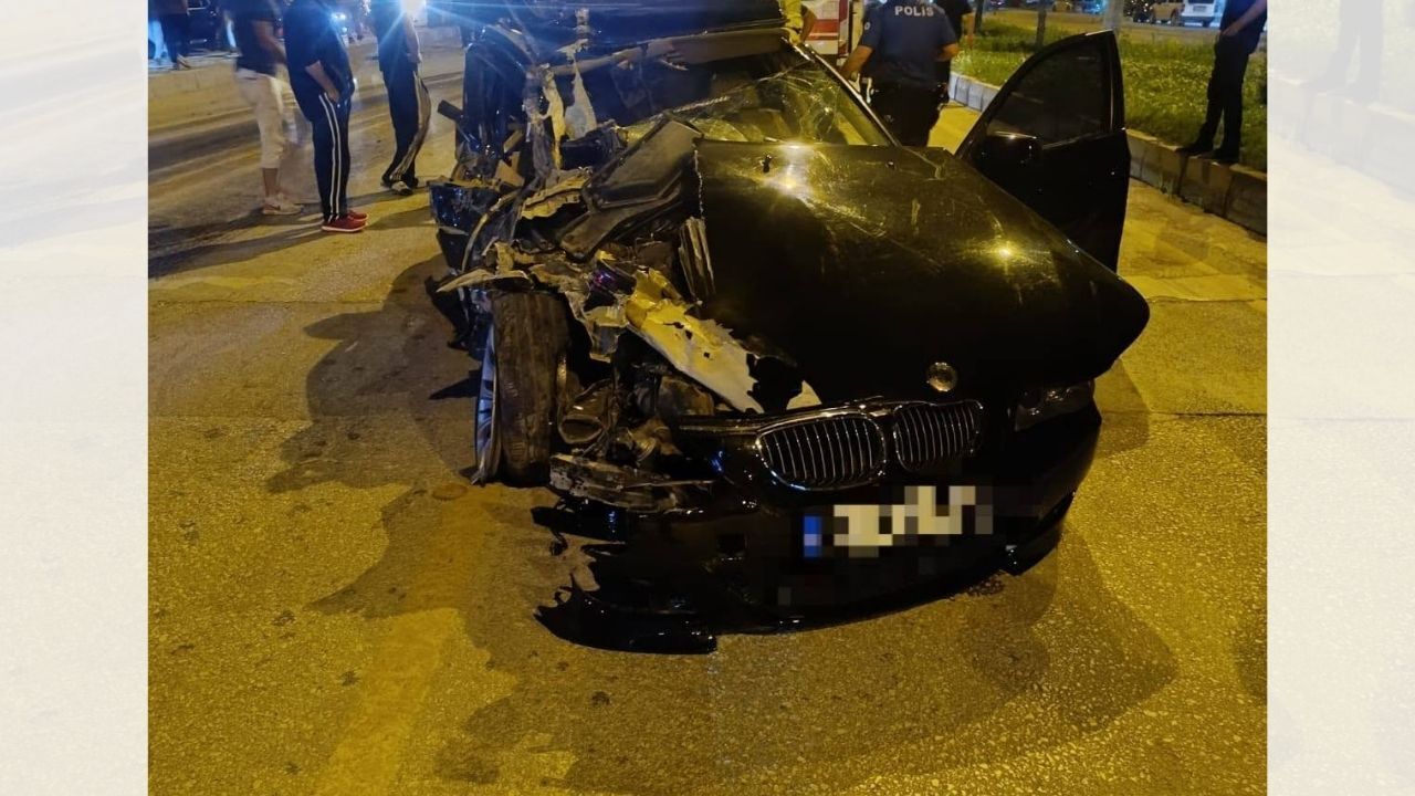 Yozgat'ta Minibüs Ve Otomobil Çarpıştı, Ortalık Savaş Alanına Döndü (1)