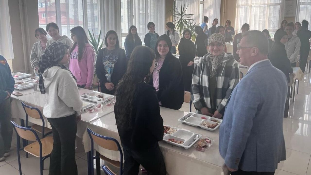 Yozgat'ta Müdür Öğrencilerle Akşam Sofrasında Buluştu (1)