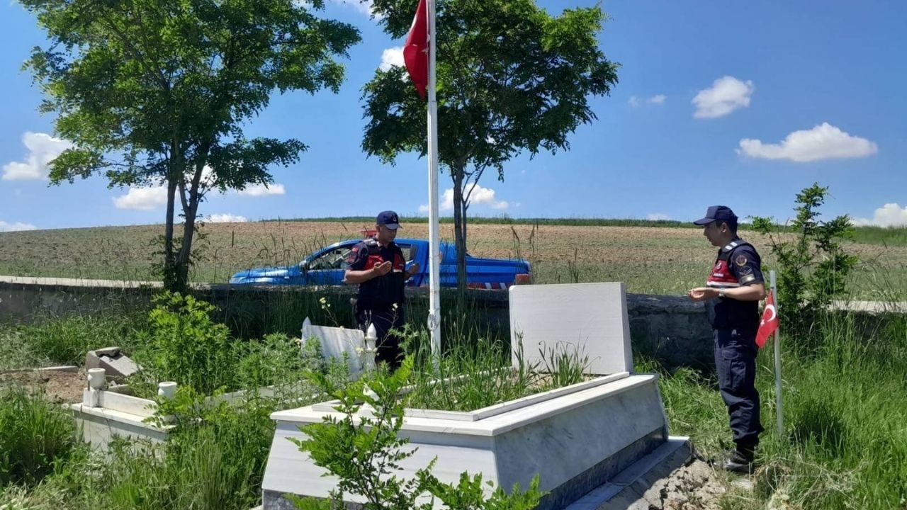 Yozgat'ta Şehit Mezarlarında Bayraklar Yenilendi