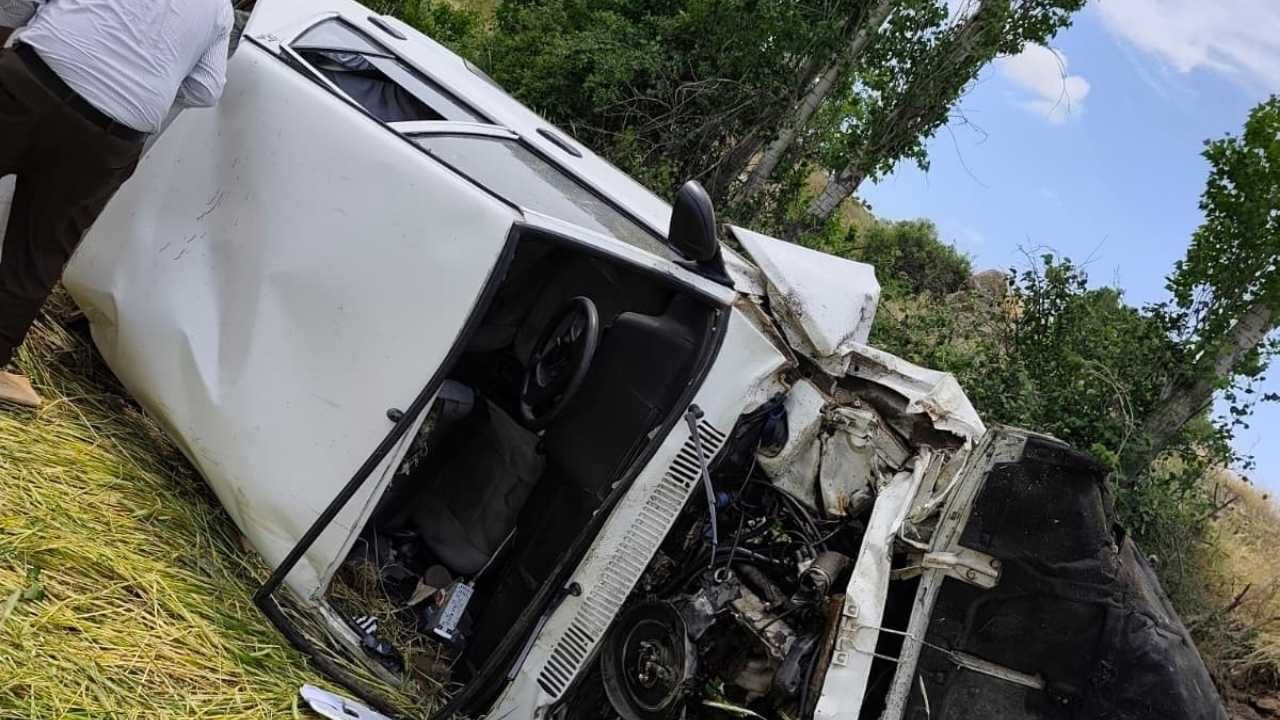 Yozgat'ta Takla Atan Otomobilde Can Pazarı Ekipler Zamanında Müdahale Etti (3)