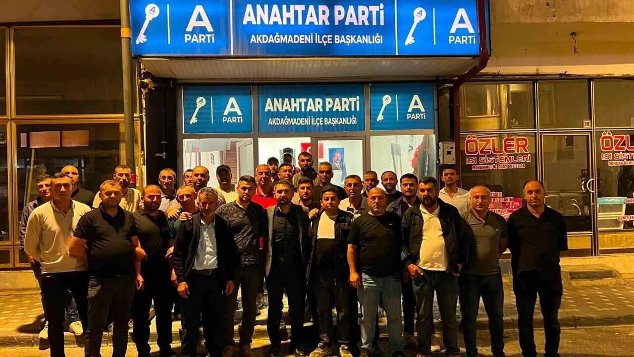 Akdağmadeni’nde Hak Mücadelesi Veren İşçilerinden Anahtar Parti’ye Teşekkür Ziyareti (1)