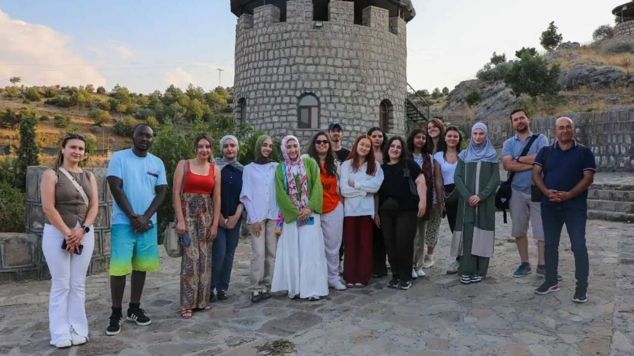 Değişik Ülkelerden Geldiler, Çekerek Karşısında Büyülendiler