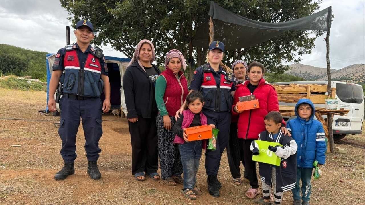 Jandarma Ekipleri Yozgat’ta Sahaya İndi Çocukların Yüzü Güldü! (4)