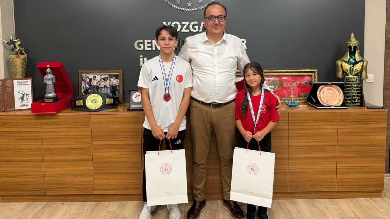 Kadın Güreşçilerden Yozgat'ta Büyük Sürpriz İl Müdürü Sporcuları Makamında Kabul Etti! (2)