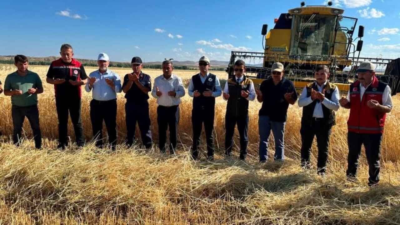 Sarıkaya'da Sezonun İlk Arpa Hasadı Dualarla Başladı (1)