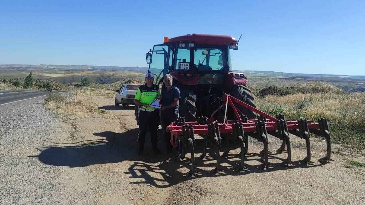 Şefaatli'de Traktörlere Sıkı Denetim! Jandarma Reflektör Dağıttı (1)