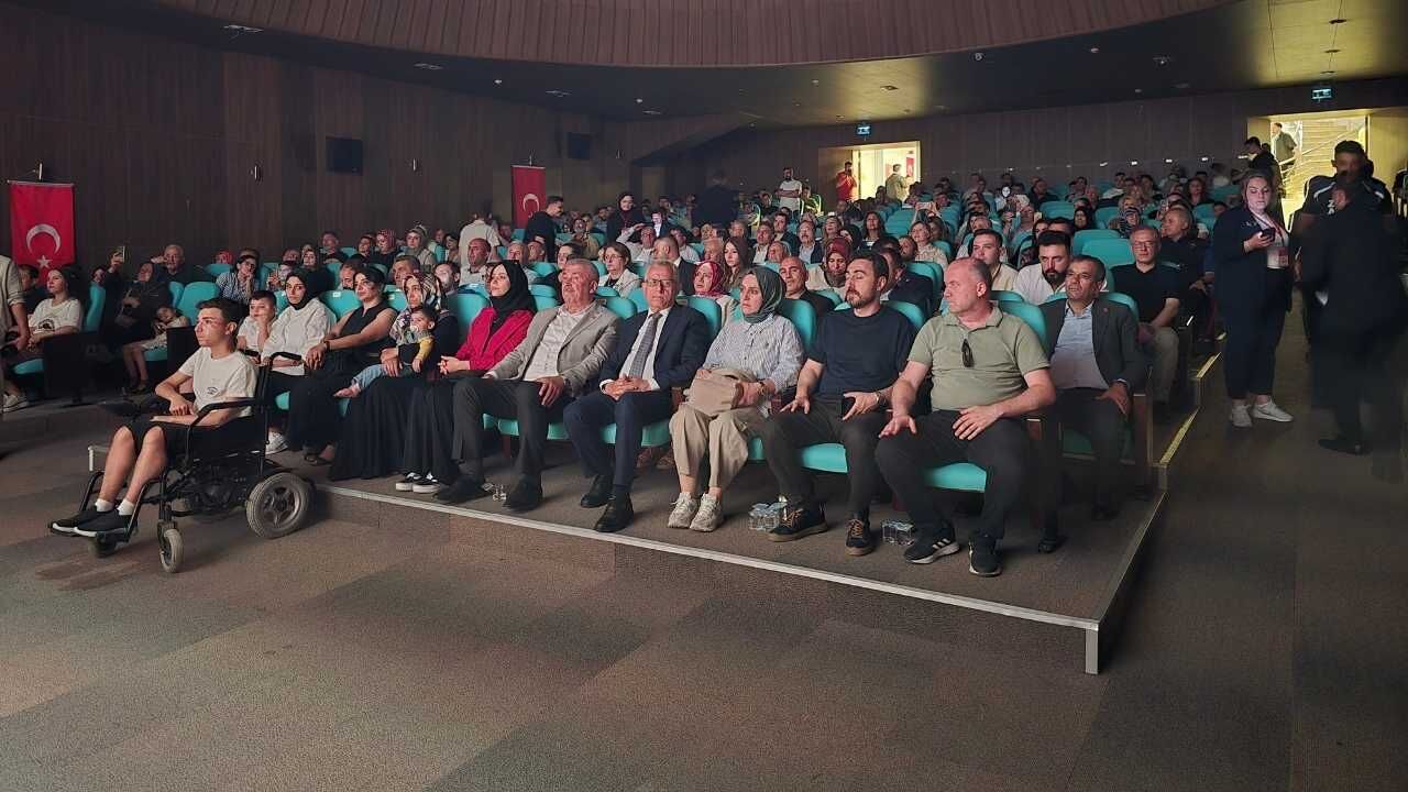 Türkiye’de Bir İlk! Yozgatlı Başkan Hasta Çocuklar Sahneye Çıktı (1)