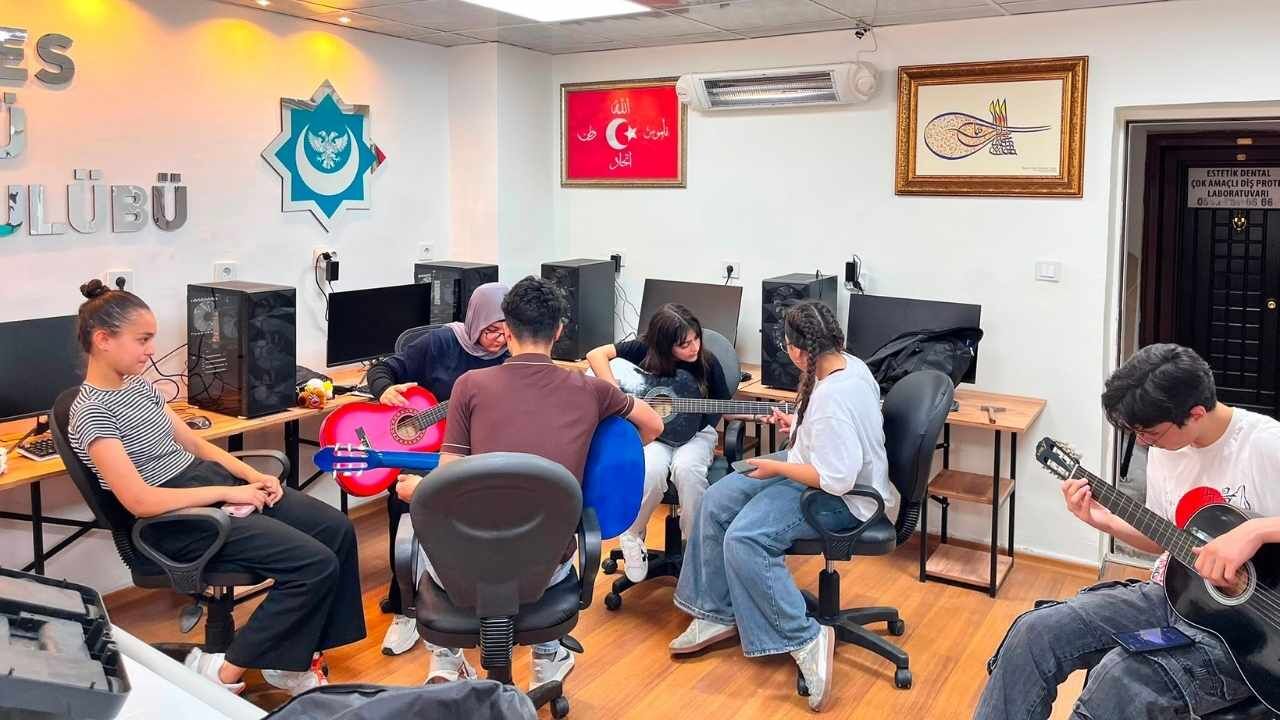 Ülkü Ocakları Yozgat'ta Yaz Dönemi Gitar Kursu Devam Ediyor (1)