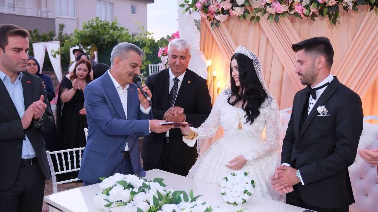 Vali Mehmet Ali Özkan Ateş Ailesinin Mutluluğunu Paylaştı (3)