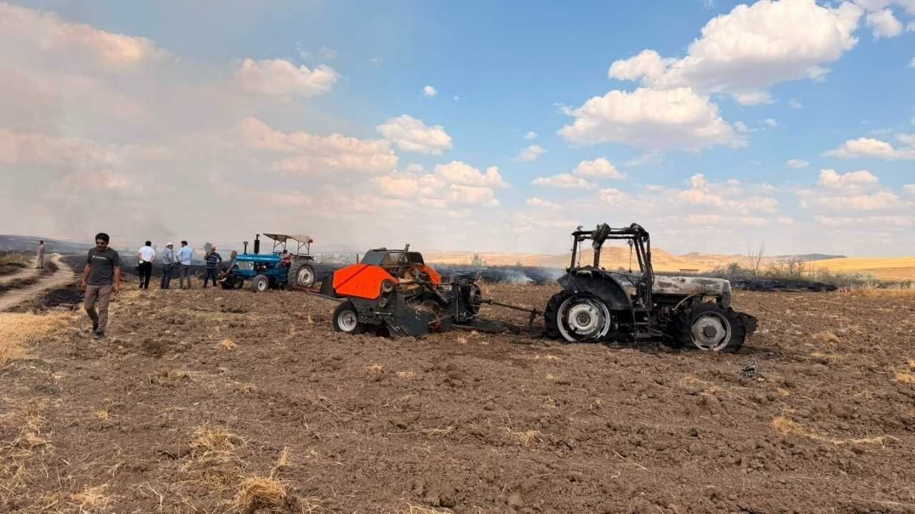 Yerköy’de Korkutan Tarla Yangını Ekinler Kül Oldu, Traktör Ve Balya Makinesi Yandı! (1)