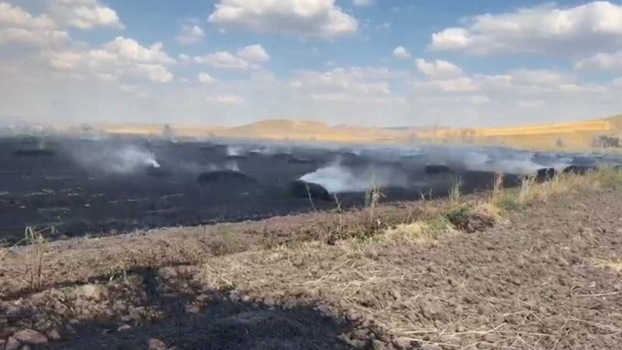 Yerköy’de Korkutan Tarla Yangını Ekinler Kül Oldu, Traktör Ve Balya Makinesi Yandı! (2)