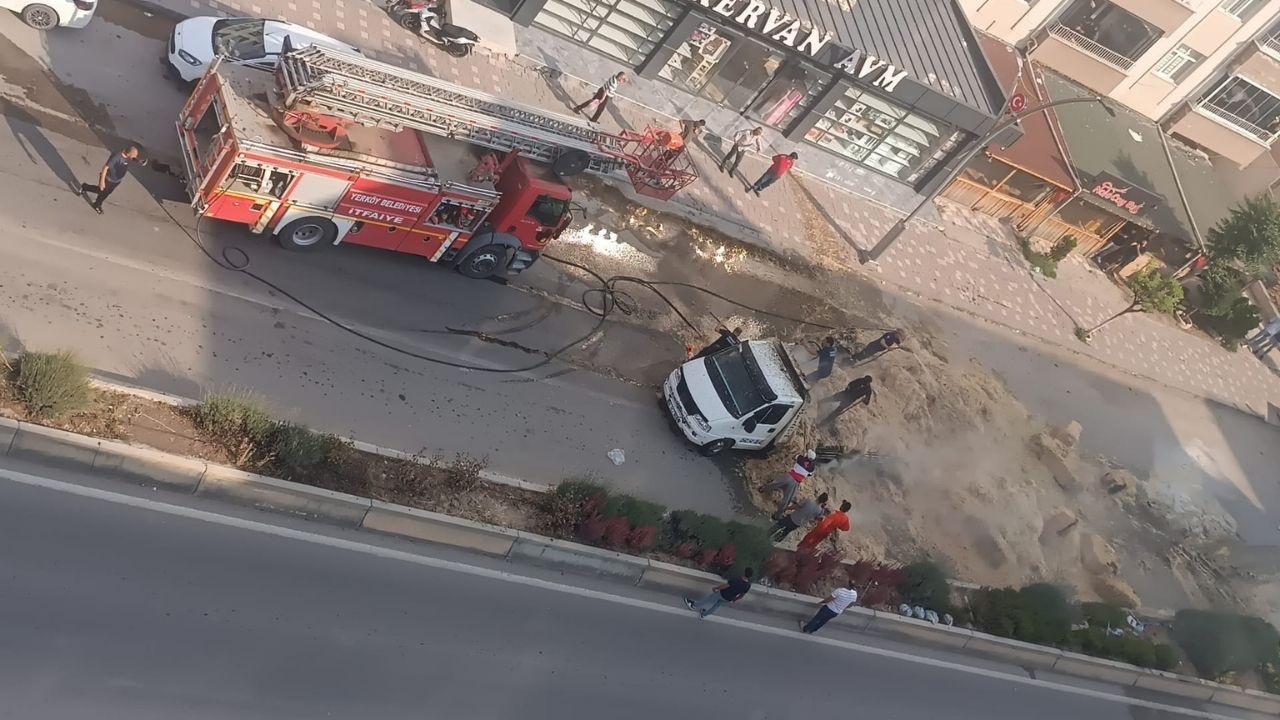 Yerköy'de Seyir Halindeki Saman Yüklü Kamyonette Yangın Çıktı (2)