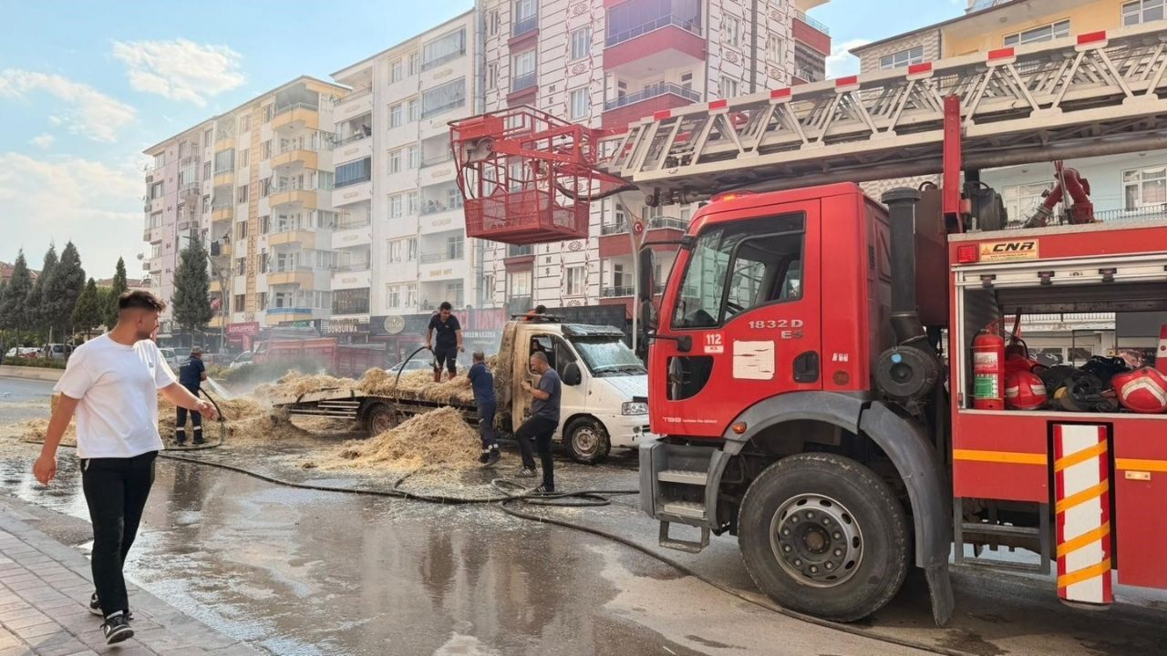 Yerköy'de Seyir Halindeki Saman Yüklü Kamyonette Yangın Çıktı (3)