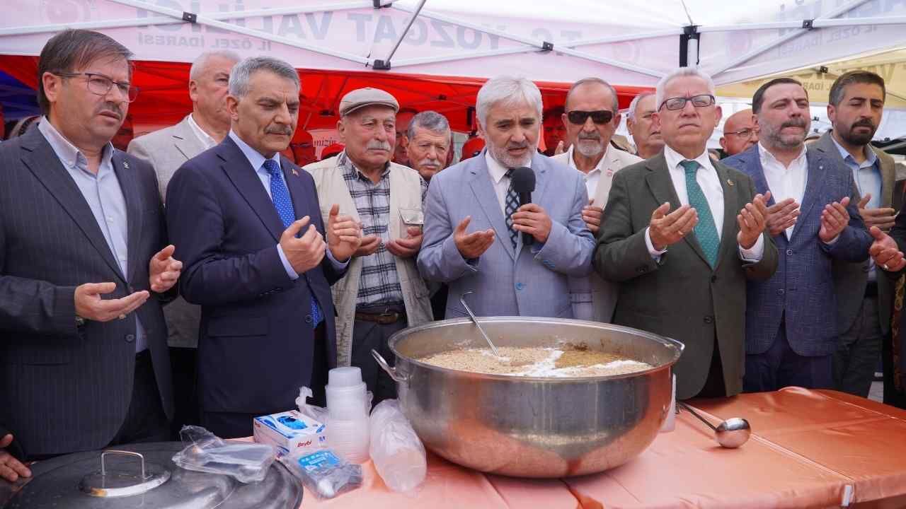 Yozgat Aşure Lokması Cumhuriyet Meydanı’nda Yoğun Ilgi Gördü (1)