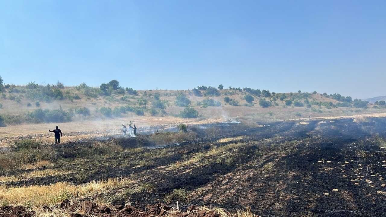 Yozgat Aydıncık’ta Alevler Tarlayı Sardı! Ekipler Seferber Oldu (2)
