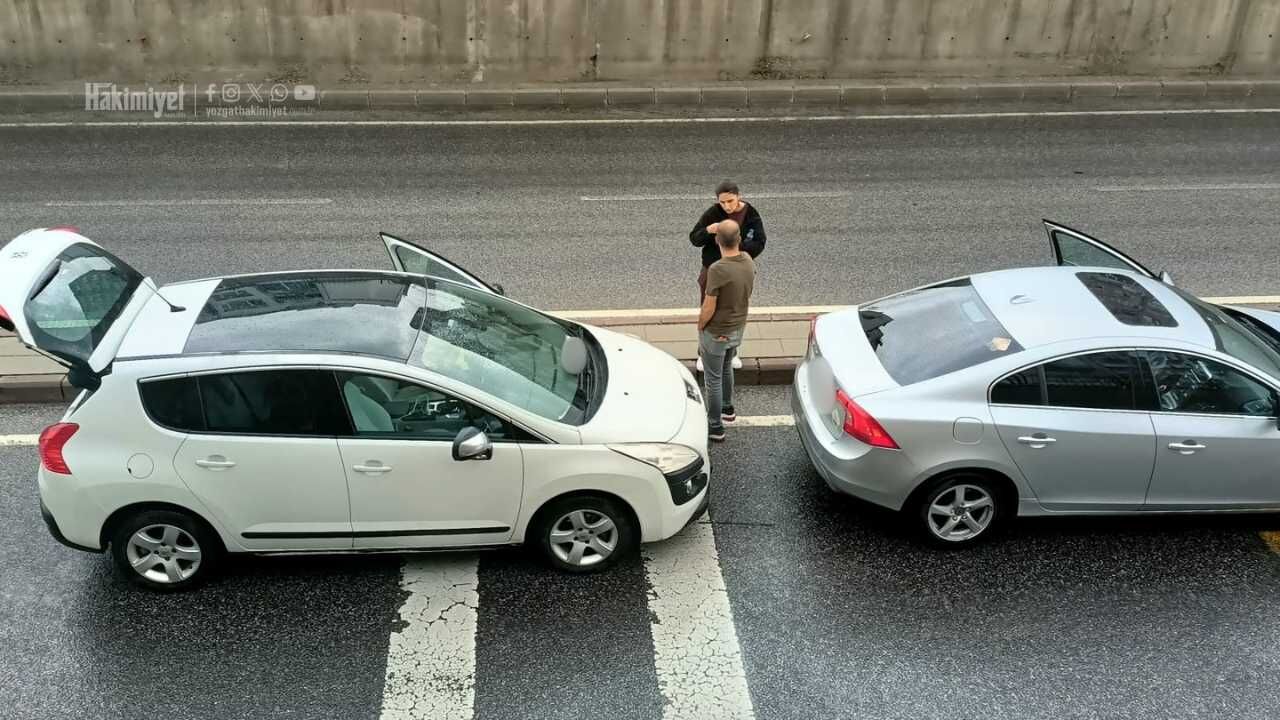 Yozgat E 88 Karayolunda Kaza! Sürücüler Büyük Panik Yaşadı (1)