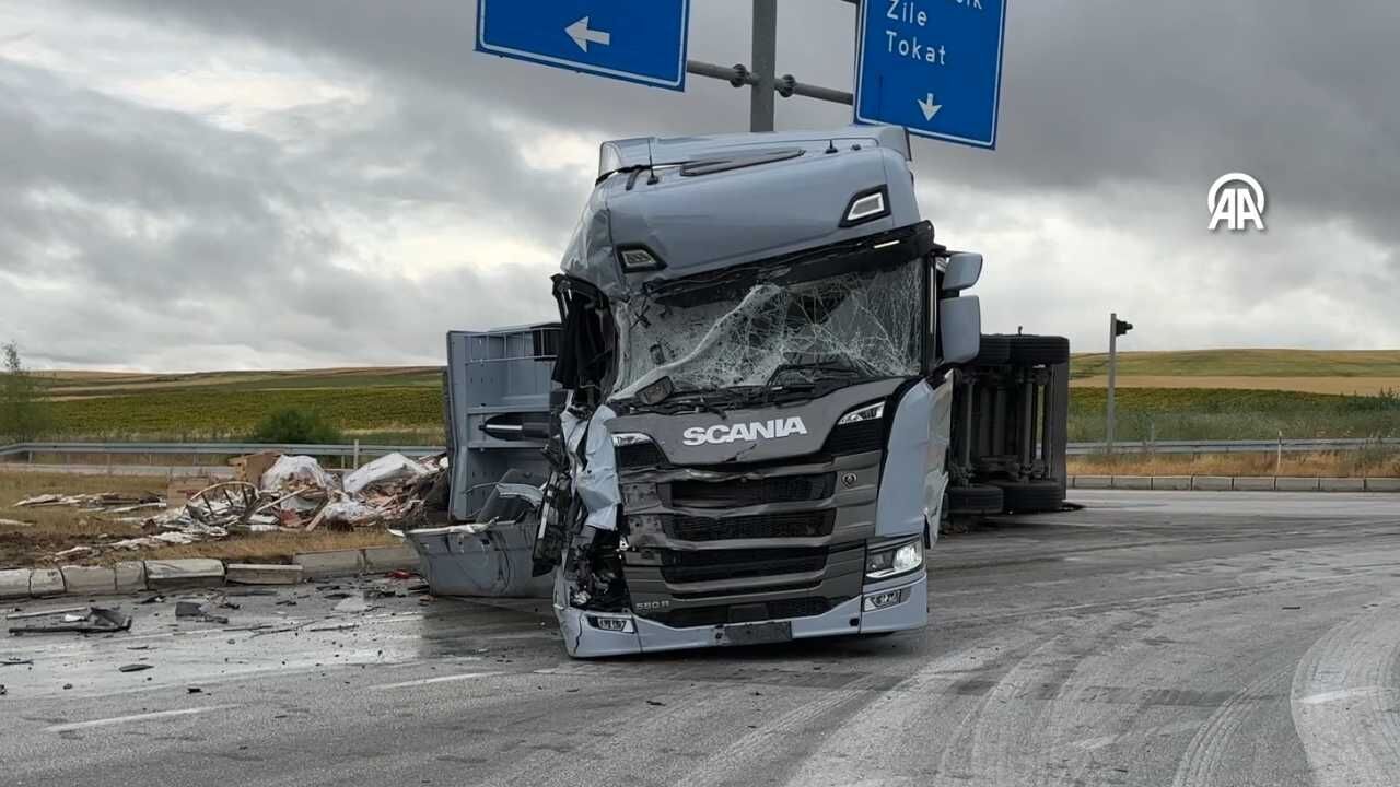 Yozgat Karayolunda Feci Kaza İki Sürücü Yaralandı (3)