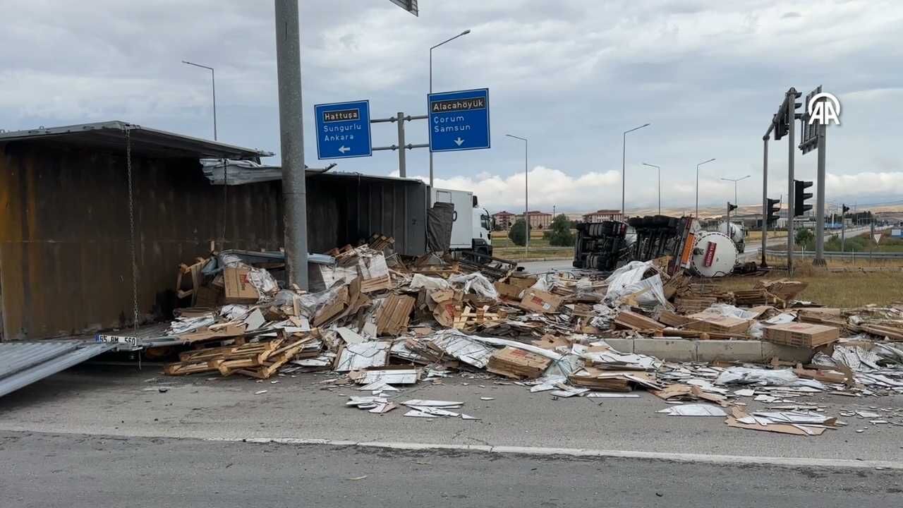 Yozgat Karayolunda Feci Kaza İki Sürücü Yaralandı (4)
