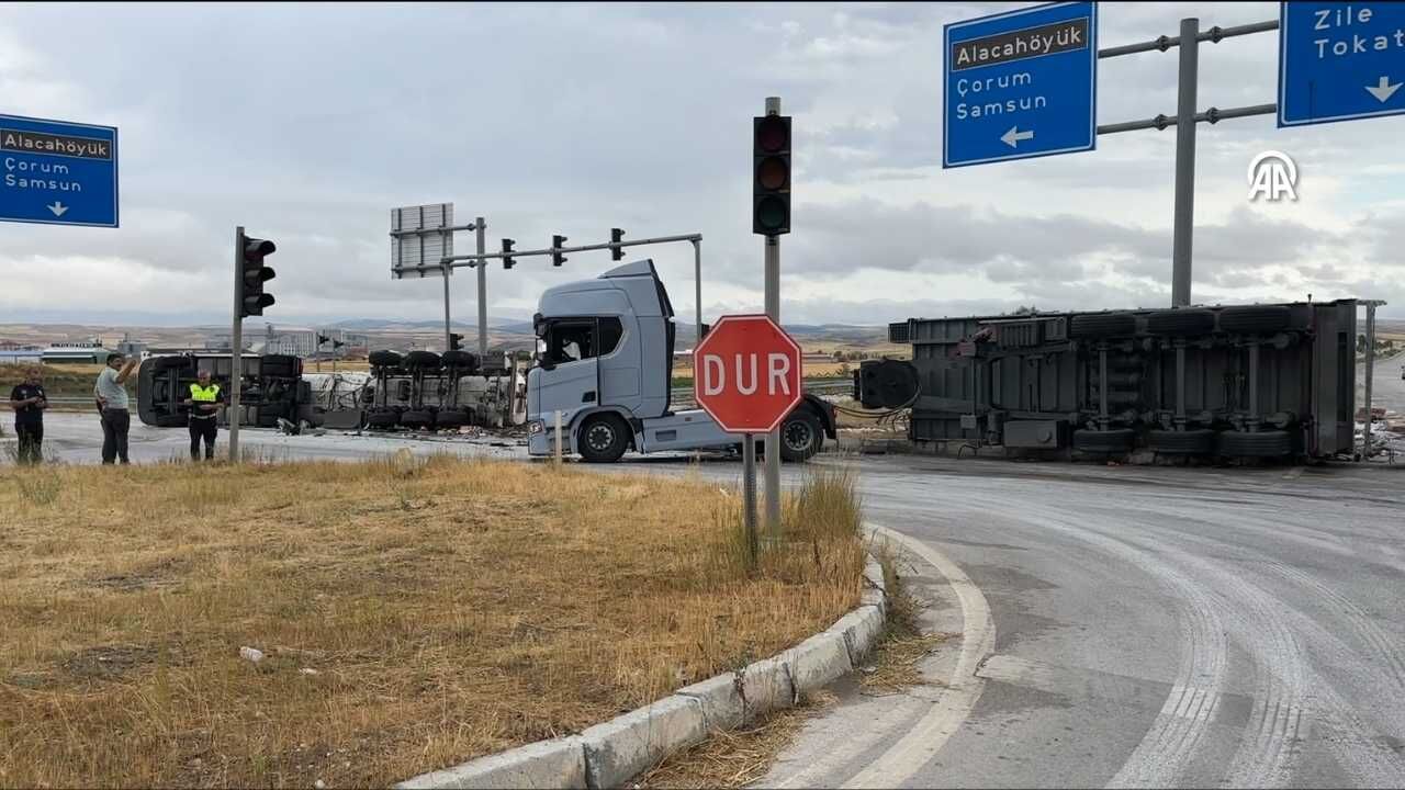 Yozgat Karayolunda Feci Kaza İki Sürücü Yaralandı (5)