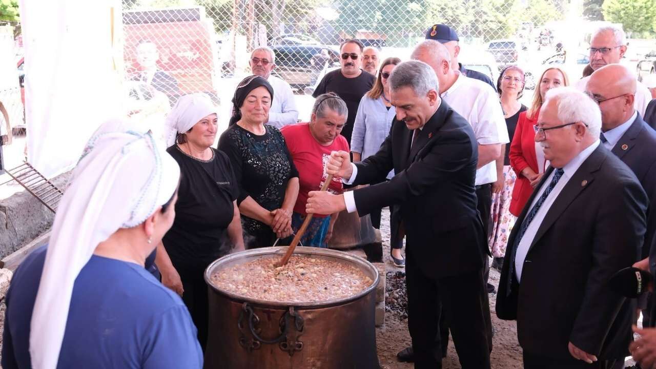 Yozgat Valisi Özkan, Bahadın Beldesinde Aşure Programına Katıldı (2)