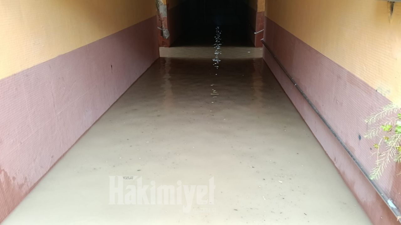 Yozgat'ı Sel Götürdü, Vatandaş Başının Çaresine Baktı