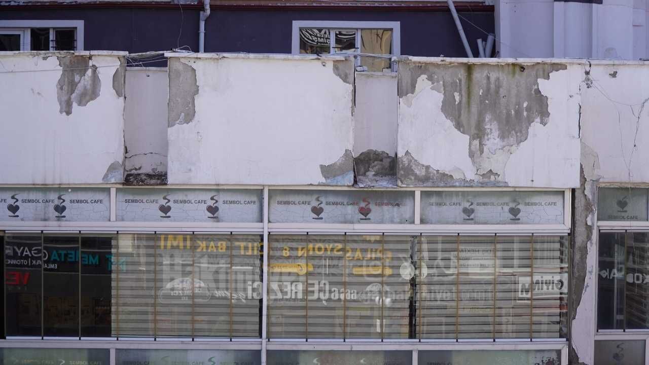 Yozgat'ın Göbeğinde Büyük Tehlike! Yıllardır Bakımsız Kalan Binada Korkutan Anlar (3)
