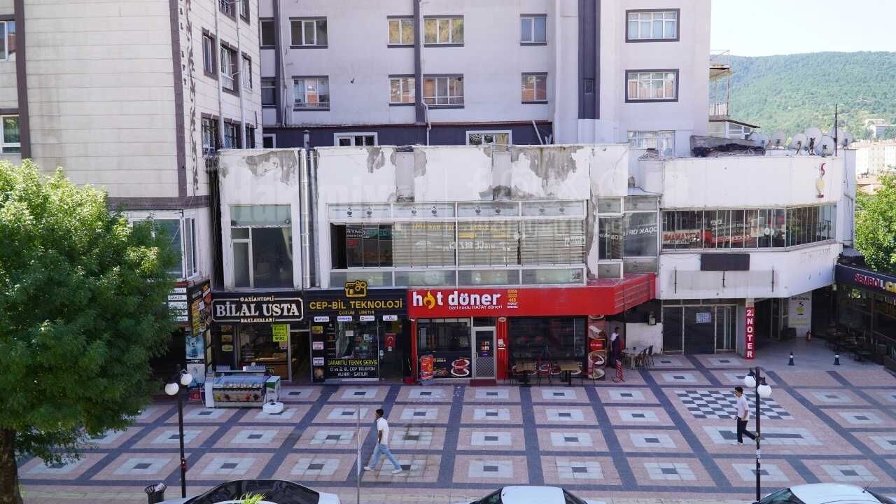 Yozgat'ın Göbeğinde Büyük Tehlike! Yıllardır Bakımsız Kalan Binada Korkutan Anlar (4)