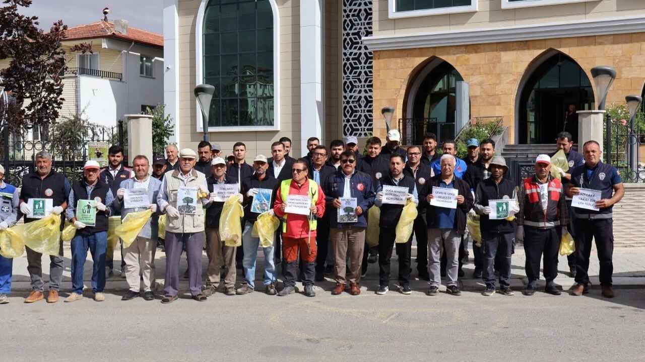 Yozgat'ta Belediye Vatandaşlarla El Ele Verip Temizlik Yaptı (1)