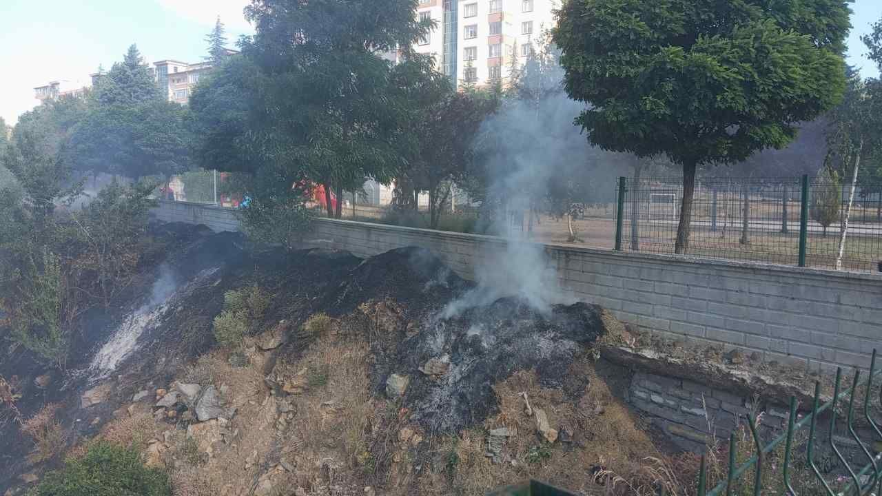 Yozgat'ta Bir Anda Alevler Yükseldi, Bölgeye Ekipler Sevk Edildi (5)