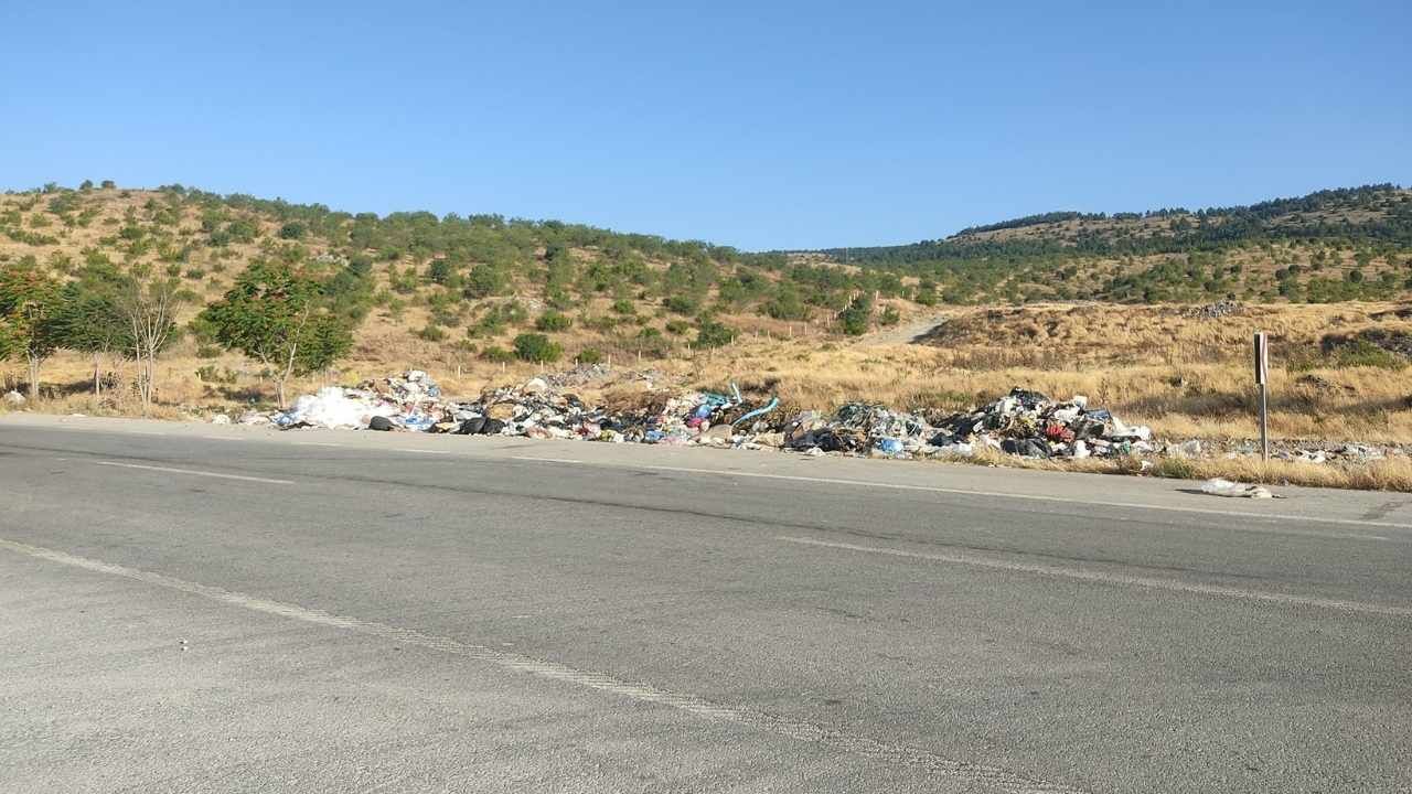 Yozgat'ta Çekerek Zile Yolundaki Çöp Yığınları Tepki Topladı (2)