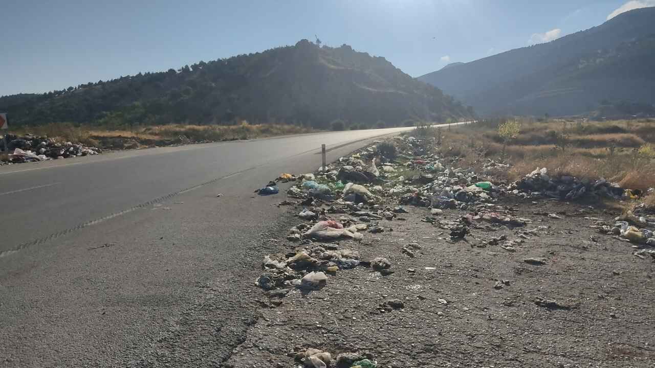 Yozgat'ta Çekerek Zile Yolundaki Çöp Yığınları Tepki Topladı