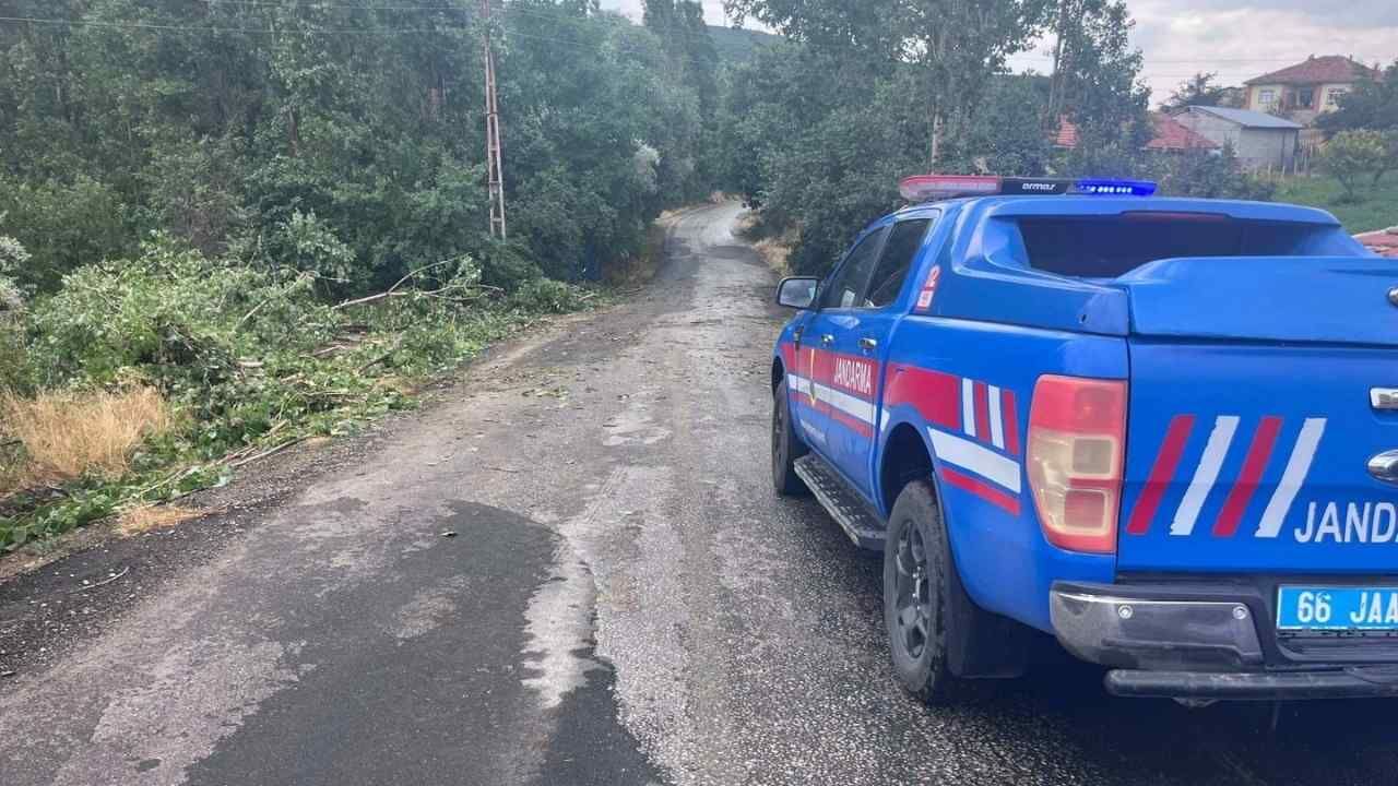 Yozgat'ta Jandarma Zor Durumdaki Sürücülerin Yardımına Koştu (1)