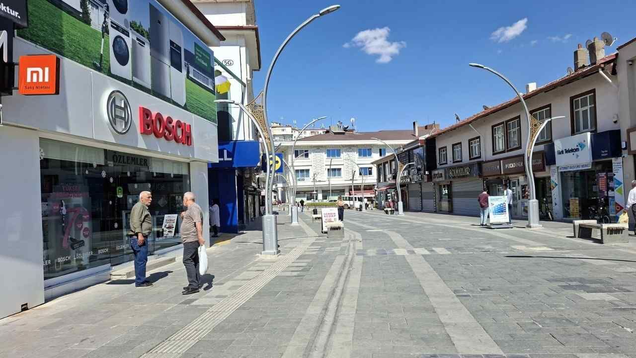 Yozgat'ta Kavurucu Sıcaklar Sarraflar Caddesi'ni Boşalttı (1)