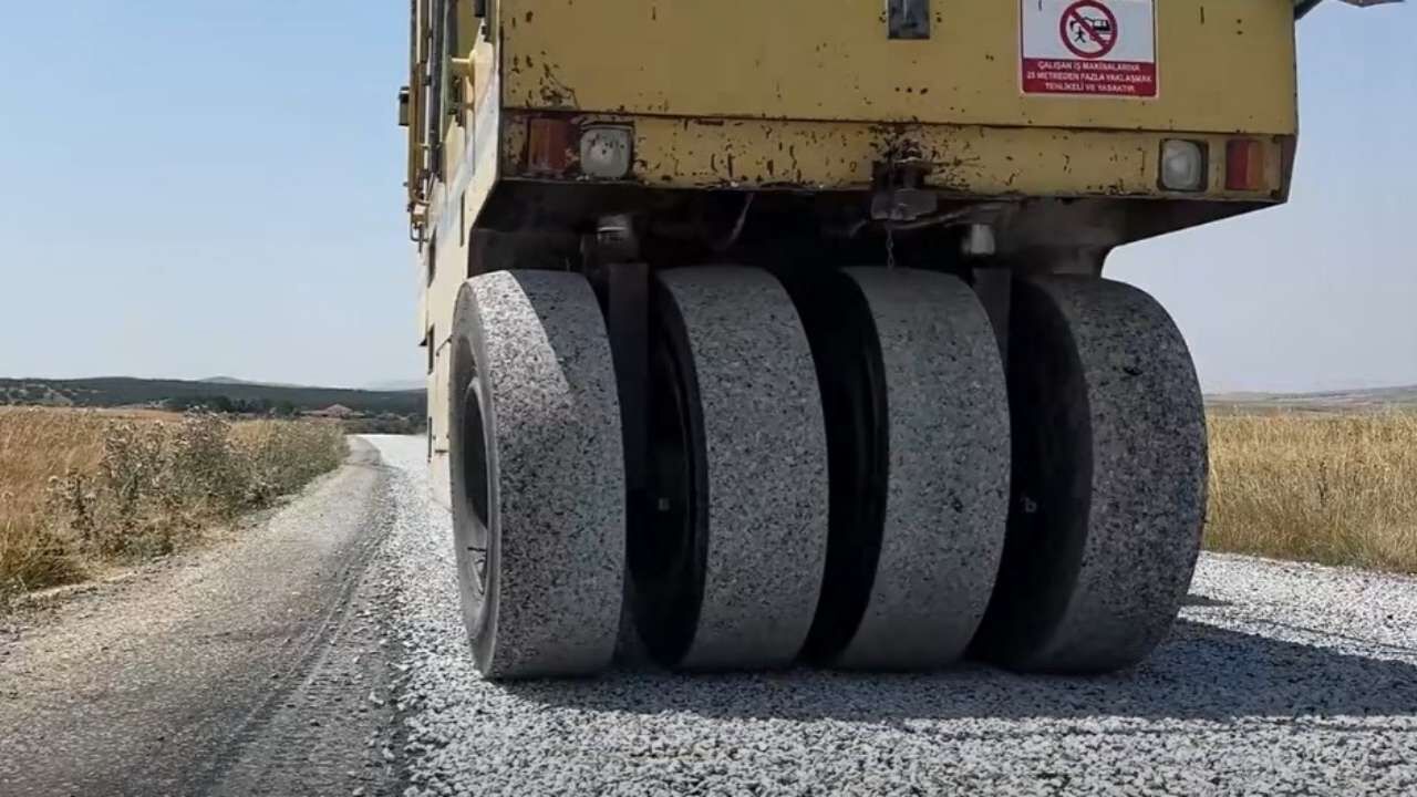 Yozgat'ta Köy Yollarında Asfaltlama Çalışmaları Sürüyor (1)