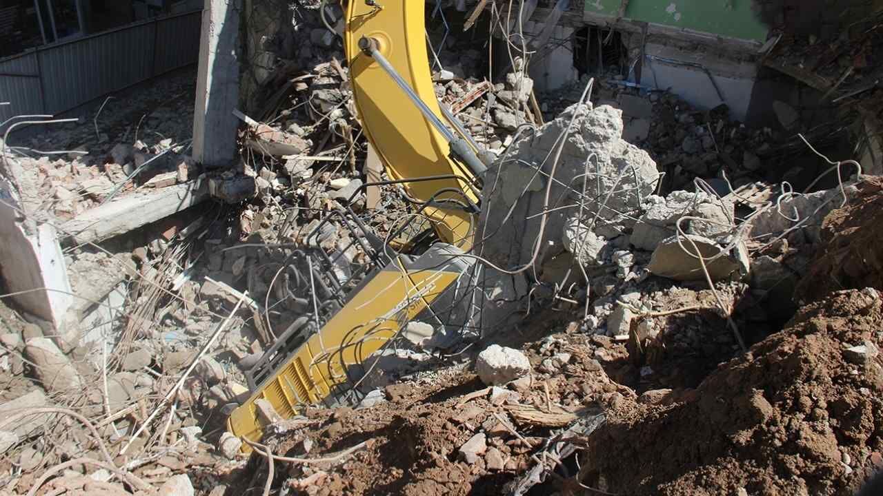 Yozgat'ta Riskli Bina Yıkımında Kepçe Devrildi, Operatör Yaralandı (1)