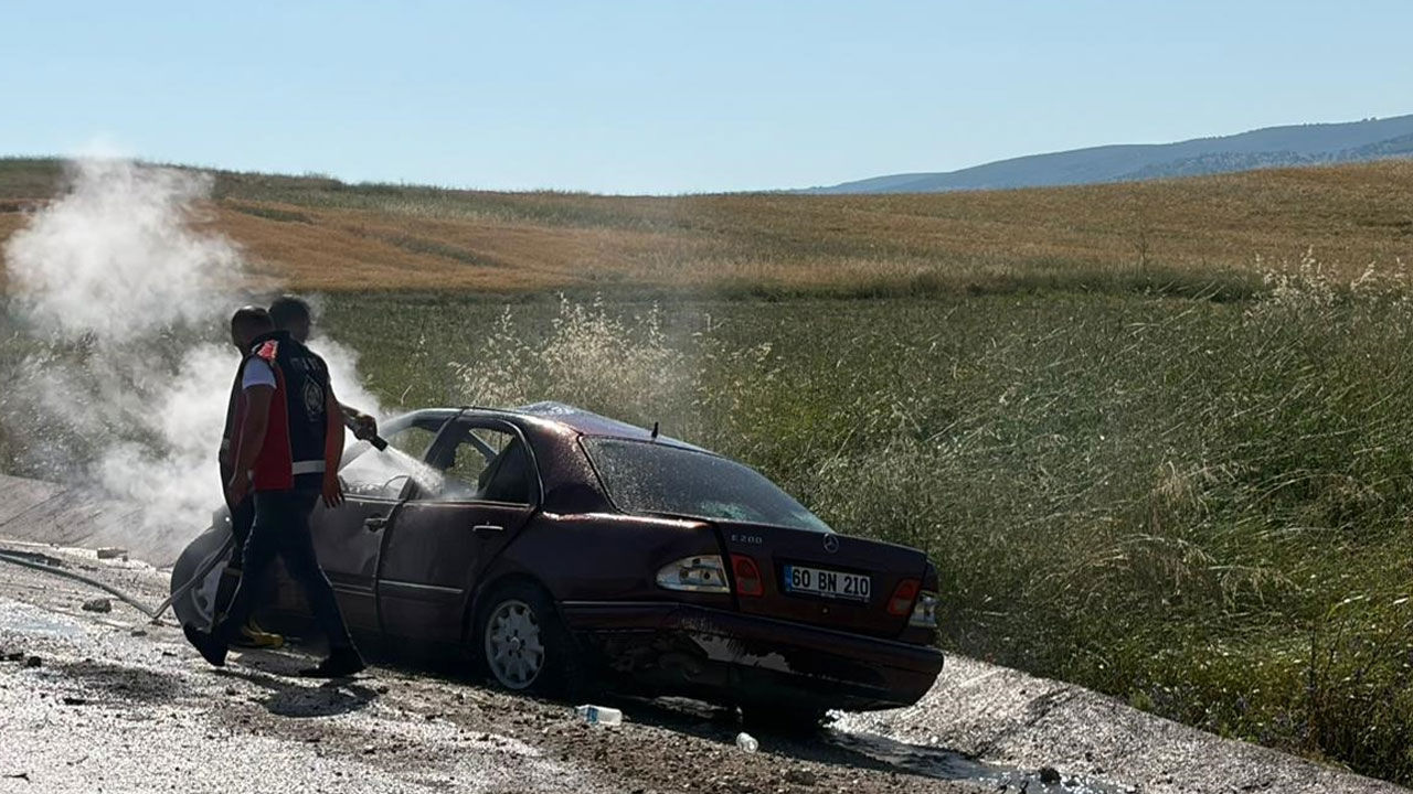 Yozgat'ta Trafik Kazası Can Aldı! Devrilen Araçta Yangın Çıktı (2)