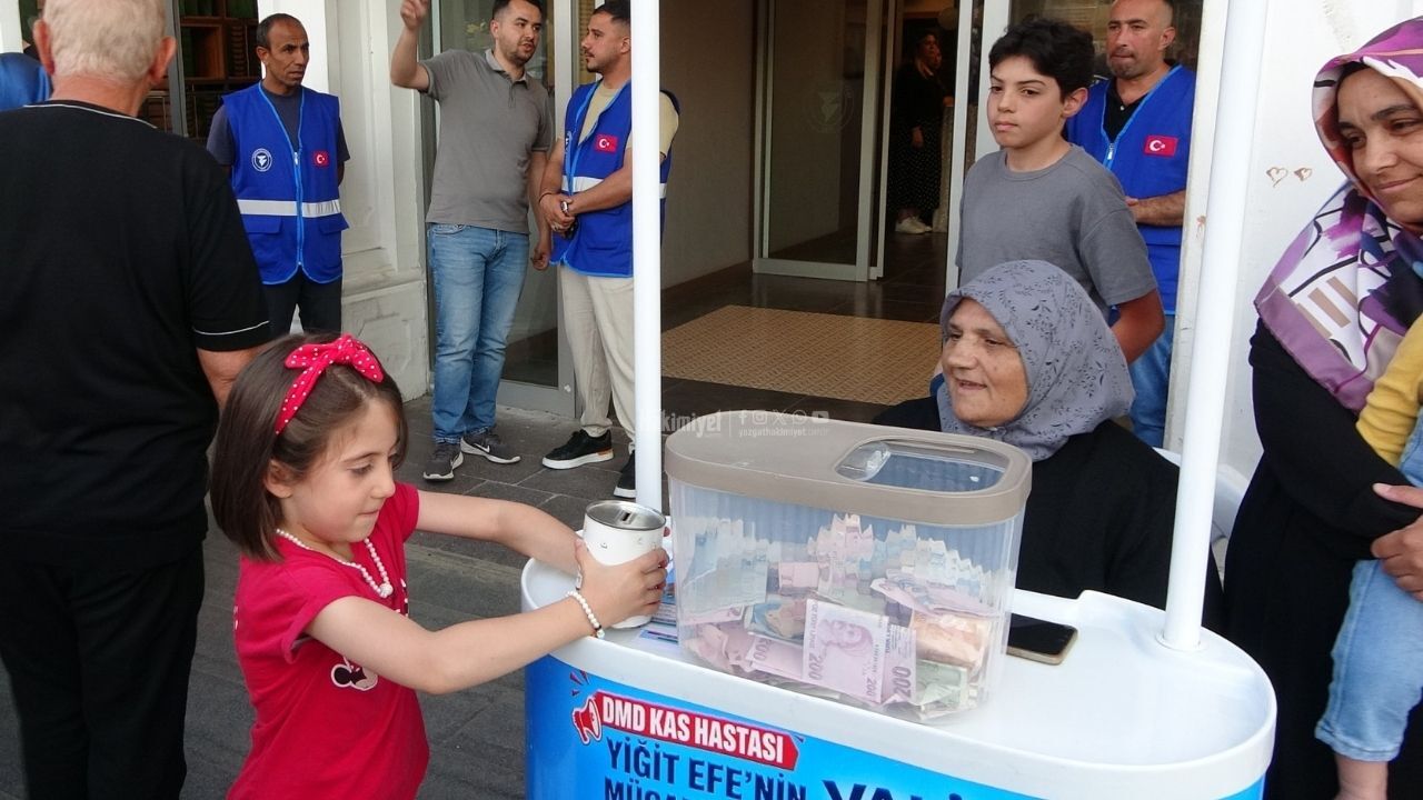Yozgat’ta Yardım Konserinin Detayları Bitmiyor Kumbarasını Alıp Geldi! (1)
