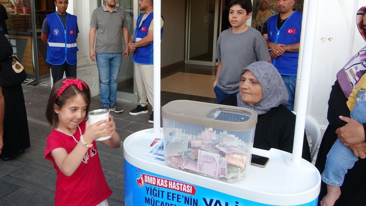 Yozgat’ta Yardım Konserinin Detayları Bitmiyor Kumbarasını Alıp Geldi! (2)