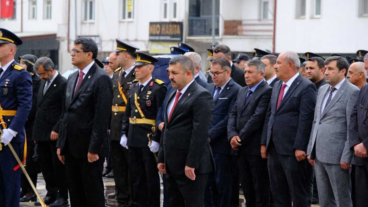 Akdağmadeni’nde 30 Ağustos Coşkusu Atatürk Anıtı’na Çelenk Sunuldu (1)