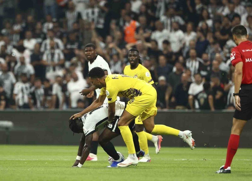 Besiktas Eyupspor Karsisinda Ilk Yariyi Cerny Nin Goluyle 1 Onde 20260816 4