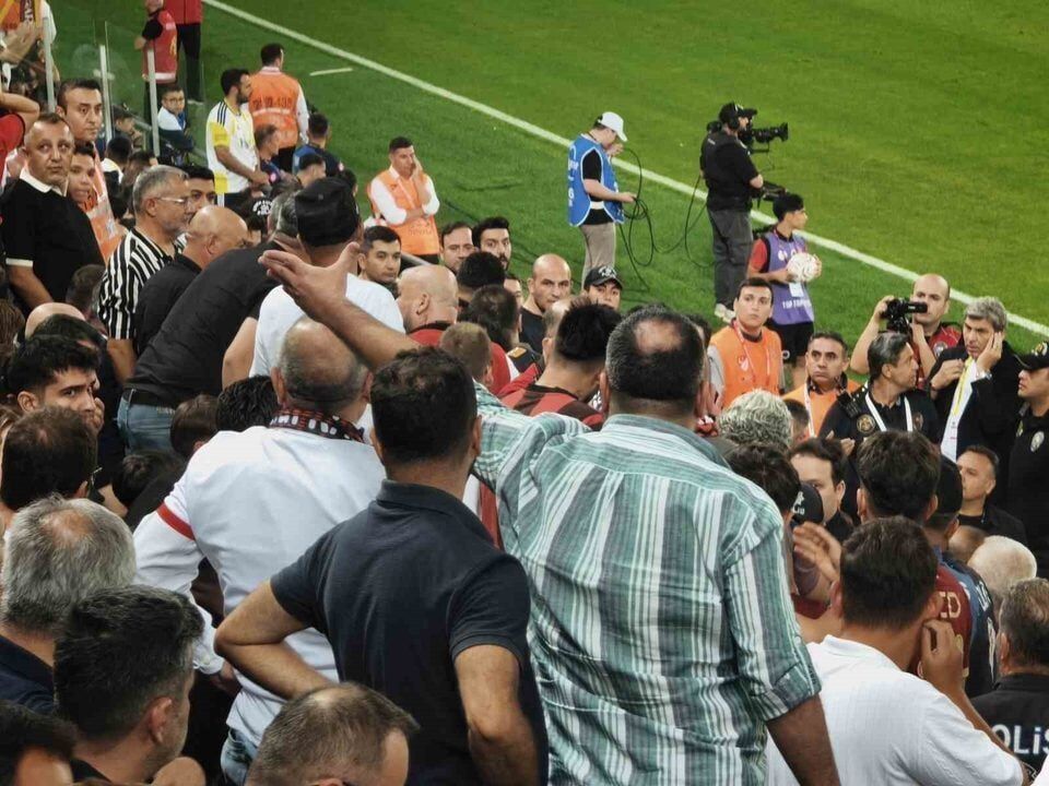 Genclerbirligi Tribunlerinde Gerginlik Kavga 37 Dakikada Gelen Golle 20260815 4
